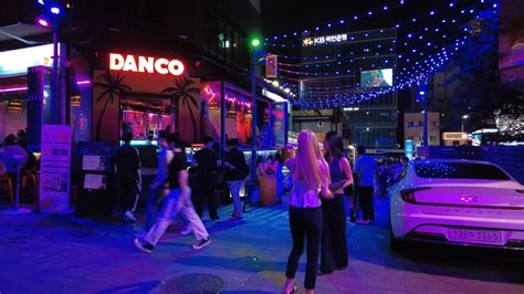 Walking In The Itaewon Hot Saturday Night Club Street Seoul Korea 4K