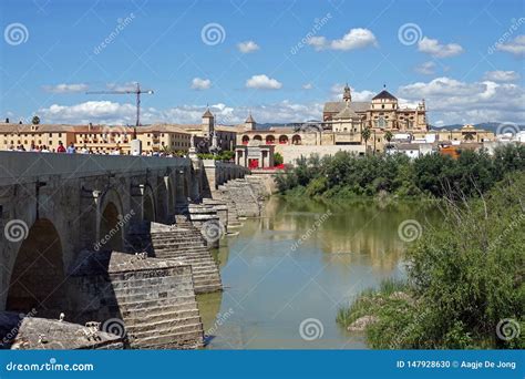 Pont Romain Et La Cath Drale De La Mezquita De Cordoue En Espagne Image