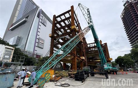 台中百貨大塞車 一旁工地吊臂被颱風吹斷？市府說話了 各地嚴防山陀兒 地方 聯合新聞網