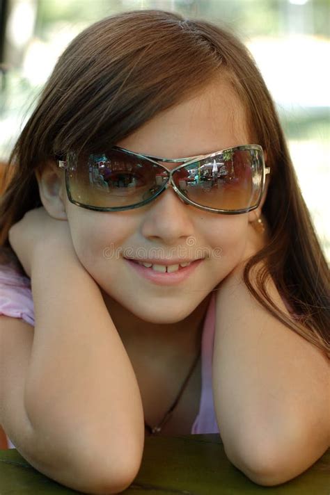 Fille Blonde Avec Les Lunettes De Soleil Noires Sur Le Blanc Photo Stock Image Du Travail