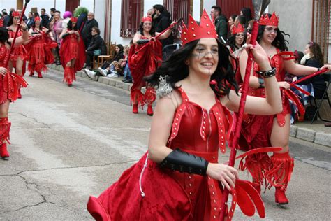 Espect Culo De Pundonor Y Amor Al Carnaval En Un Desfile De Carrozas Y