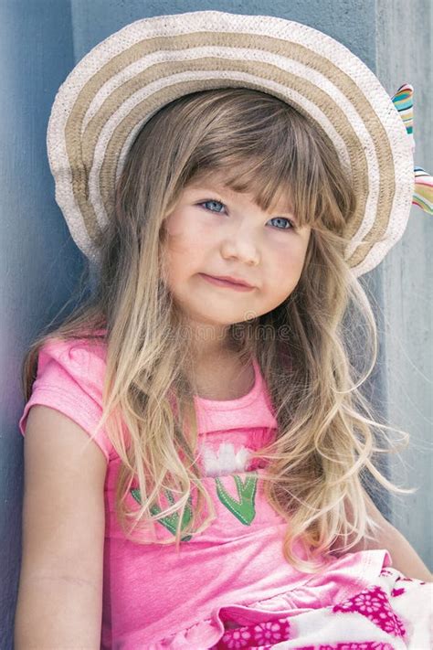 Het Model Van Het Meisje Kijkt Stellend Mooi Blonde In Een Lange Roze Kleding Stock Afbeelding