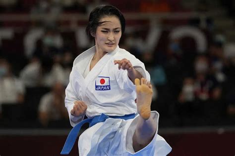 空手女子形決勝で演武する清水希容。銀メダルを獲得した（ap） ― スポニチ Sponichi Annex スポーツ