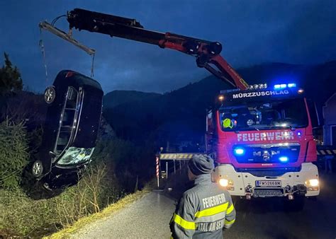 Wintereinbruch Spiegelglatte Fahrbahn Sorgt Im M Rztal F R Eins Tze