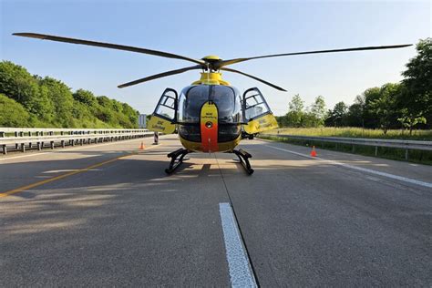 A4 nach Unfall voll gesperrt Auto überschlägt sich zwei Schwerverletzte