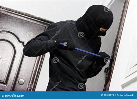 Assaltante Do Ladr O Na Quebra De Casa Foto De Stock Imagem De Chap U