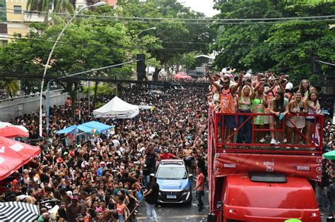 Blocos De Carnaval Levaram Milhares De Pessoas às Ruas De Niterói No