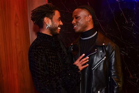 Icaro Silva E Namorado - Ícaro Silva e o namorado, o cantor Izrra, curtem clima de romance em evento
