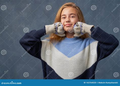 Adolescente Blonde Dans Un Mur Isol De Chandail Chaud Photo Stock Image Du Regard Colier