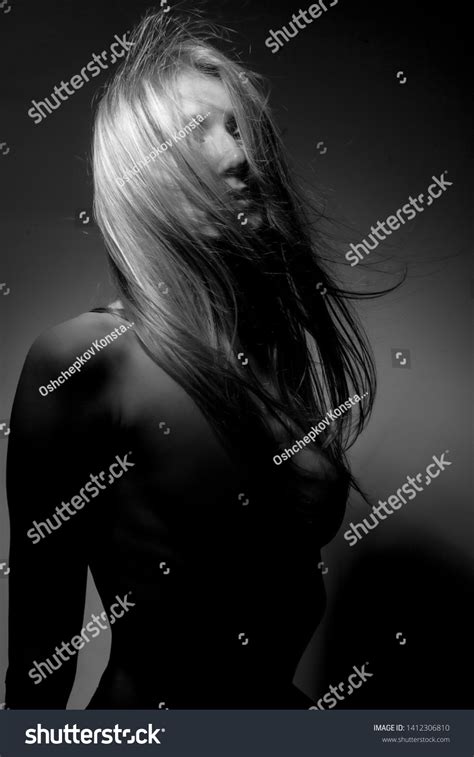 Naked Blonde Girl On Black Background Foto Stock 1412306810 Shutterstock