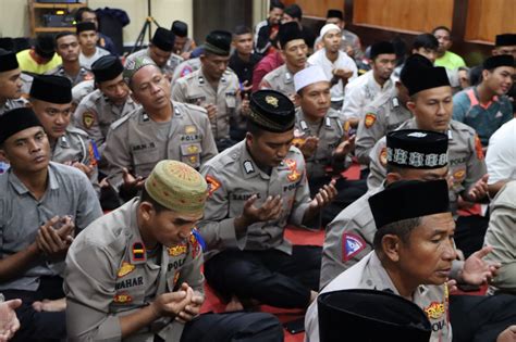 Polres Aceh Barat Salat Gaib Untuk Korban Tragedi Kanjuruhan