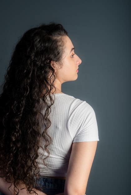 Perfil De Hermoso Mujer Joven Con Pelo Negro Llevando Camisa