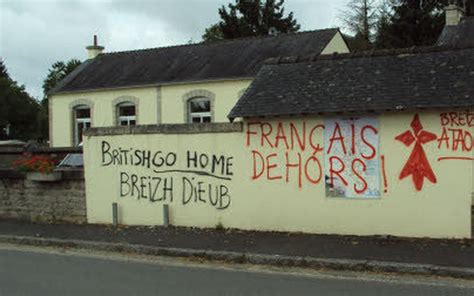 Langoëlan Des tags racistes sur les murs de la mairie Le Télégramme