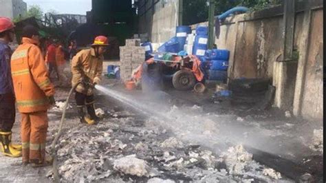 Gudang Di Jalan Raya Duduksampeyan Gresik Kebakaran Api Diduga Dari