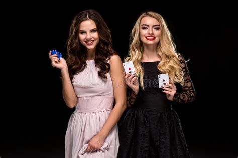 Brune Sexy Et Blonde De Deux Filles Posant Avec Des Puces Dans Des Ses Mains Fond De Noir De