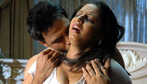 Breaking News Online Tollywood Actress Sunakshi In Hot Saree Blouse Stills From Nishabda