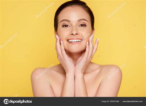 Heureuse Belle Femme Nue Avec Peau Parfaite Toucher Visage Isol Image