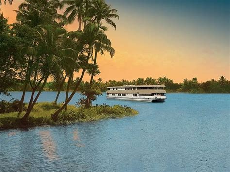 10 Best Luxury Houseboats In Kerala: Cruise In Style! – Iris Holidays