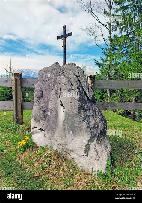 Steinkreuz Auf Der Wiese Fotos Und Bildmaterial In Hoher Aufl Sung