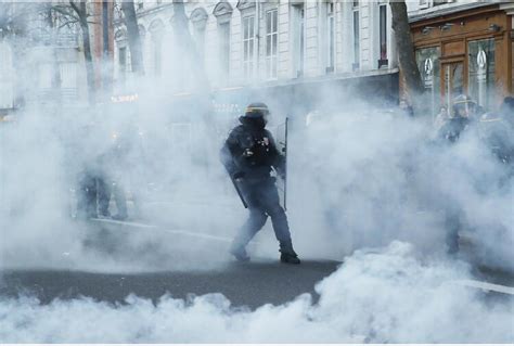 Scontri In Francia 50 Manifestanti Feriti 16 Agenti Tiscali Notizie