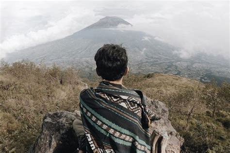 Suka Naik Gunung Nih Intip 10 Potret Fiersa Besari Saat Mendaki