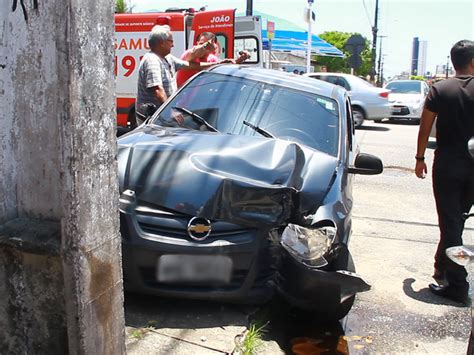 G1 Carro colide em poste e deixa duas pessoas feridas em João Pessoa