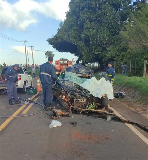 Duas Pessoas Morrem Em Acidente Entre Carro E Caminh O Na Pr Cgn