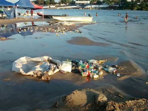 G Banhista Flagra Grande Quantidade De Lixo Espalhada Por Praia No