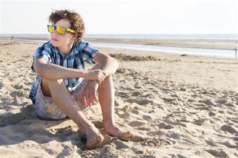 Adolescente Que Senta Se Na Praia Foto De Stock Imagem De Camisa