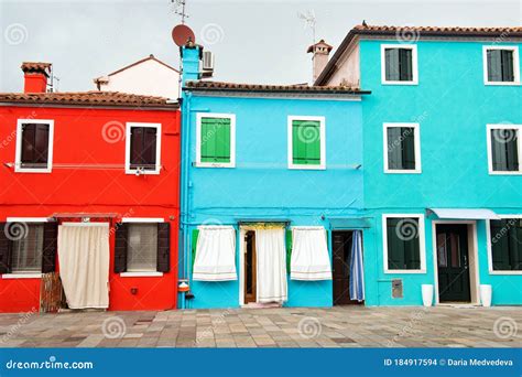 Fachadas De Las Casas De Color Azul Intenso Y Turquesa De La Isla De