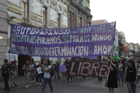 Mujeres Marchan En Puebla Por El M Pintan El Congreso Como Protesta