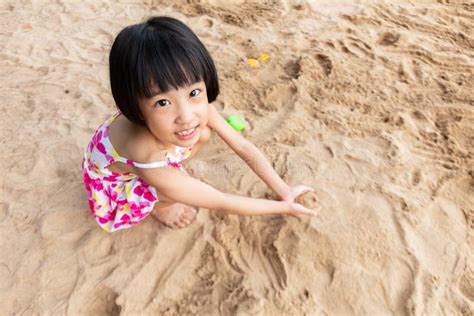 Petite Fille Chinoise Asiatique Buvant Une Tasse De Lait Image Stock