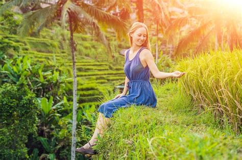 Mujer joven en la plantación de campo de arroz en cascada verde en la