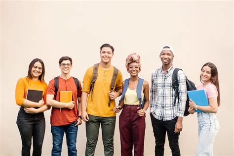 Grupo De J Venes Universitarios Con Mochila Foto Premium