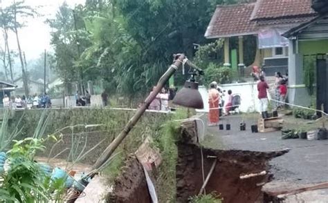 Banjir Di Tanjungsiang Dan Cisalak Subang Putuskan Akses Jalan