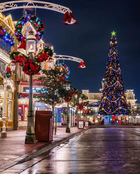 TXDisney on Instagram: "Christmas on Main Street USA!!! 🏰🐭🎁💙🎅🏻🎄 ️ ️🌌 ️ ...