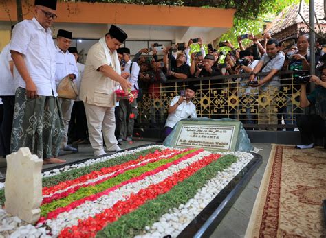 Kunjungi Ponpes Tebuireng Prabowo Ziarah Ke Makam Gus Dur