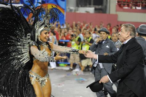 Foto Boni Termina O Desfile Da Beija Flor Ao Lado De Raissa Oliveira