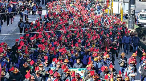 Miles De Cooperativistas Mineros Marchan En La Paz Y Presidente Recibe