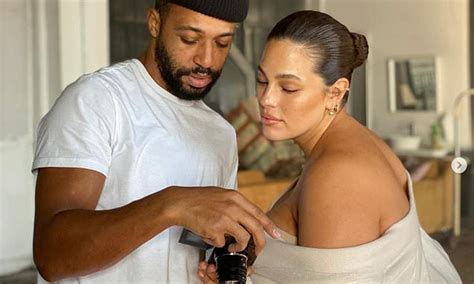 Ashley Graham Flaunts Her Growing Baby Bump While Posing Nude At Shoot Daily Mail Online