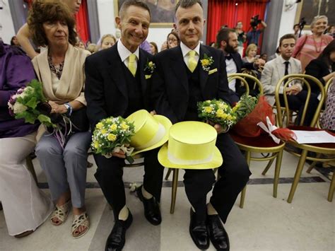 Sacerdotes Rebeldes Desaf An Al Vaticano Y Prometen Bendecir A Parejas Gay Escandala