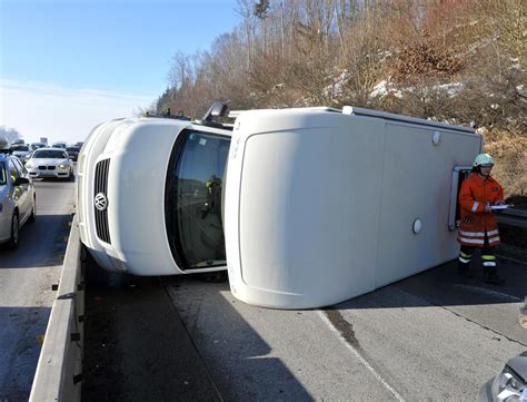 Wohnmobil Kippt Auf Der A Um