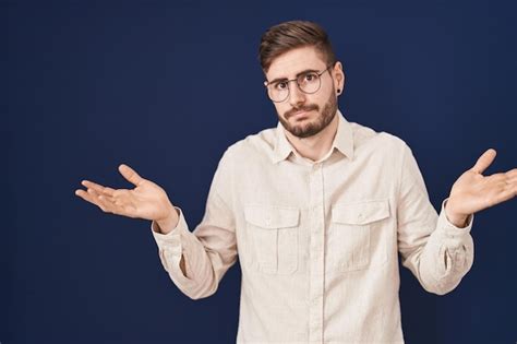 Homem Hisp Nico Barba Em P Sobre Fundo Azul Sem No O E Express O