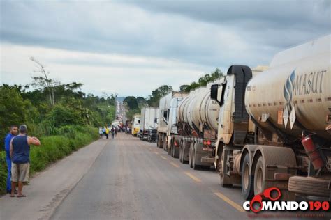 Carreta Carregada De Refrigerantes E Cervejas Tomba Na Br Comando