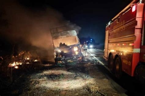 Carreta Destru Da Por Fogo Ap S Superaquecimento Dos Freios Em Tr S