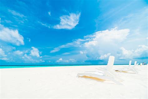 Tropical beach on the Maldives island 2235122 Stock Photo at Vecteezy