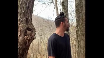 Hippie latino cachondo masturbándose afuera atrapado en el bosque XVIDEOS