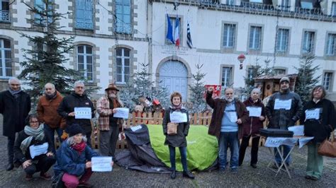 Un Rassemblement Pour Le Droit Au Logement Devant La Mairie Dhennebont