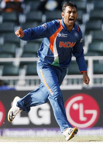 Ms Dhoni: Ms Dhoni Bowling Images