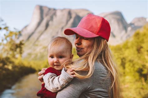 Mãe E Bebê Família Feliz Viajando Em Montanhas Foto de Stock Imagem